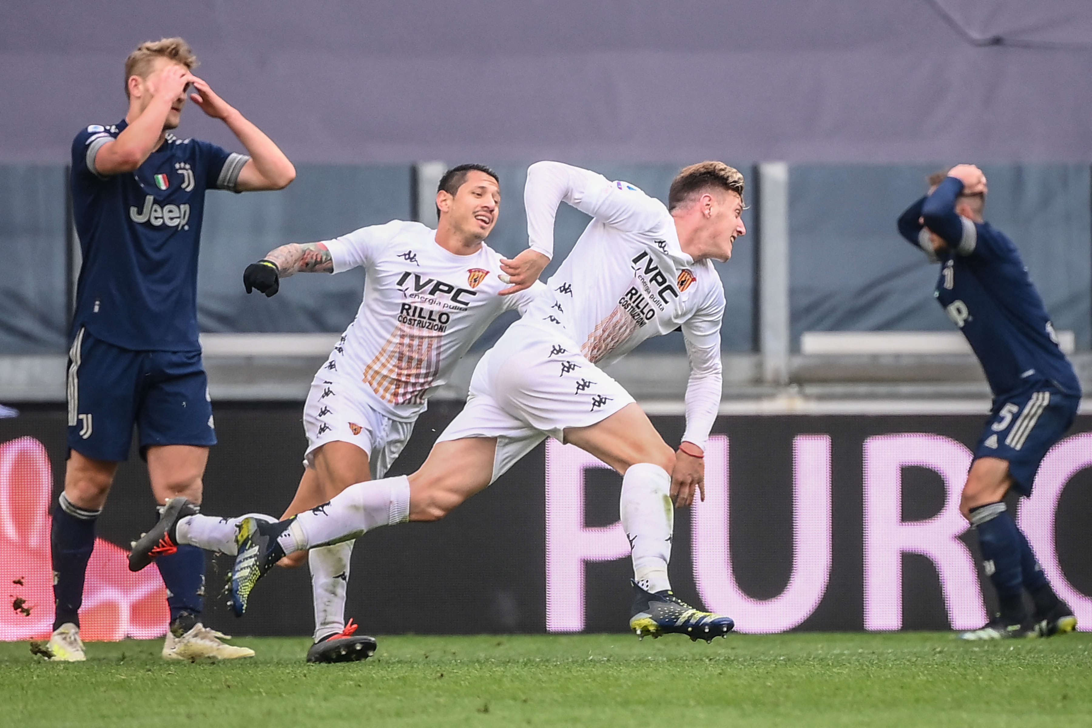 Juventus se alejó del “Scudetto” tras sorpresiva derrota y el Milan no tira la toalla