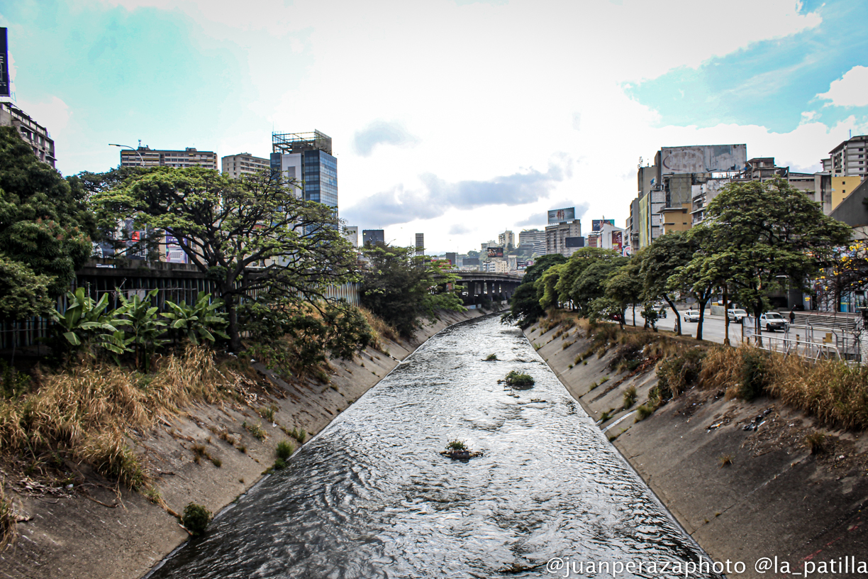 Hallaron cadáver de una mujer en el río Guaire a la altura del Puente Baloa en Petare este #7Ene