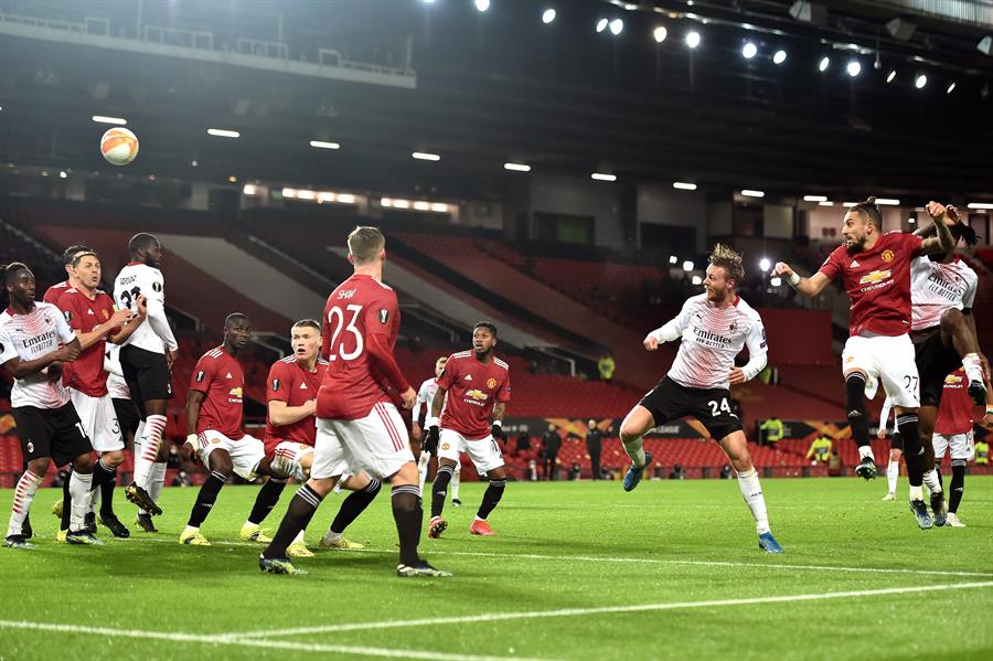 El AC Milán rescató un valioso empate sobre la hora frente al Manchester United