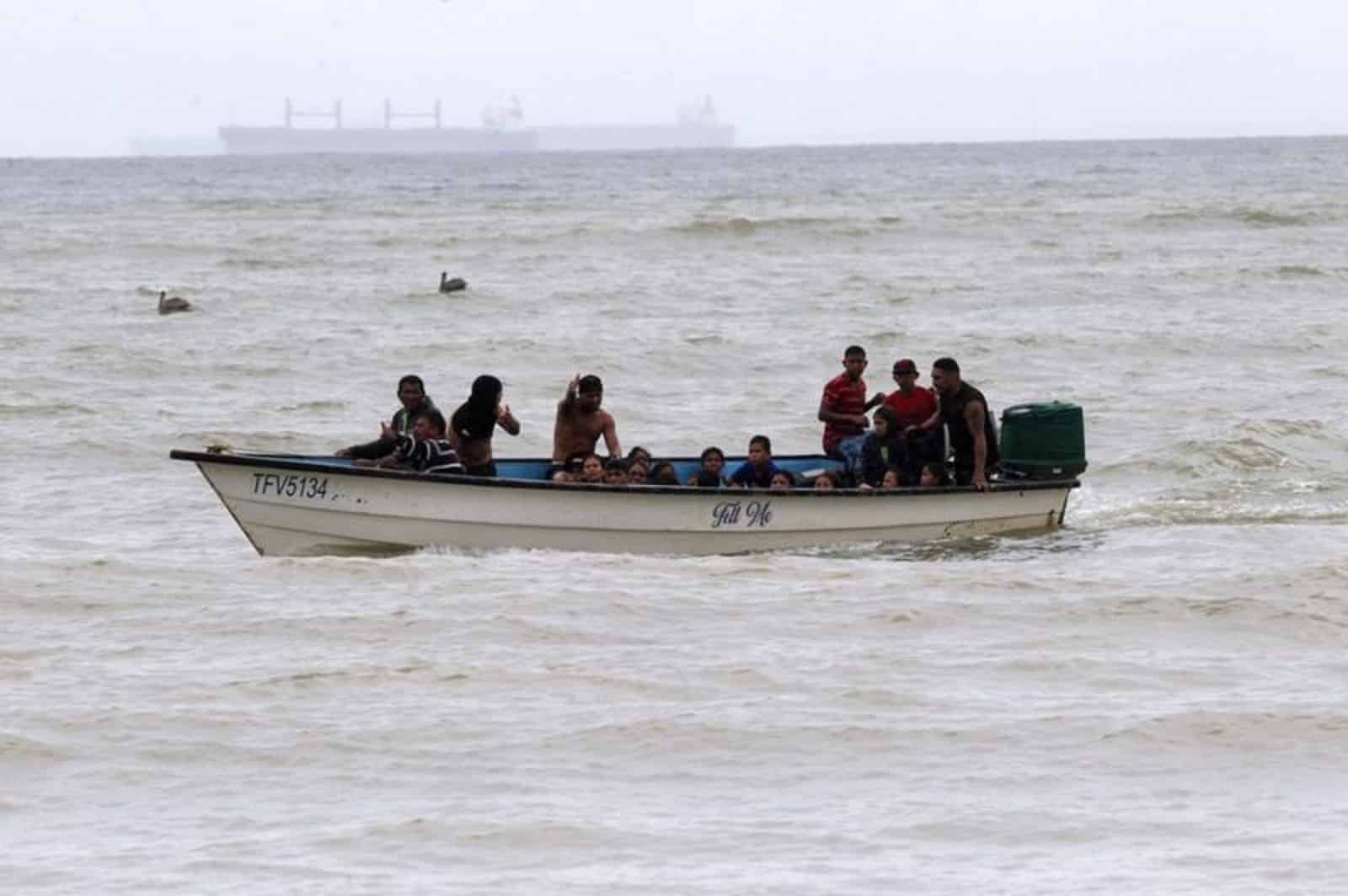 Venezolanos pagan hasta mil dólares para escapar de la crisis en peñeros a las islas del Caribe