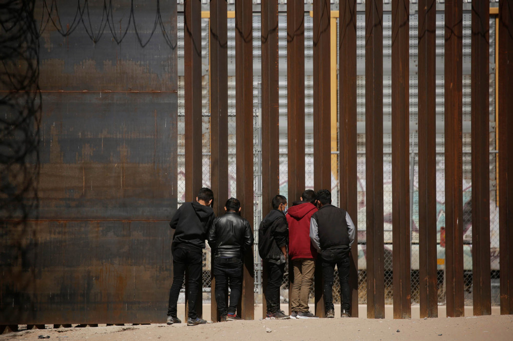 Caravana de migrantes con más de mil personas cruzó ilegalmente El Paso hacia EEUU (Videos)