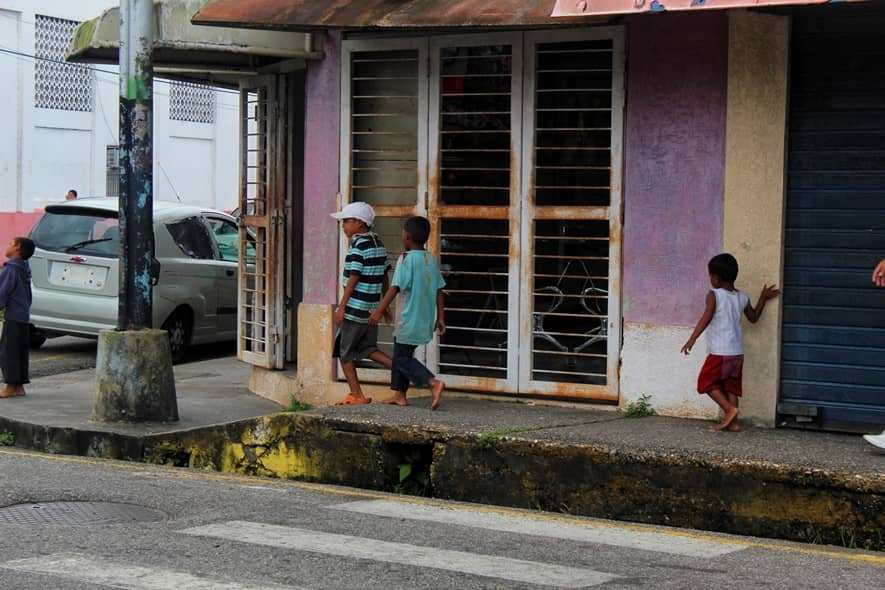 “Todos los días pasan por aquí buscando comida”: Los niños de Tucupita son abandonados a su suerte