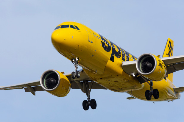 Avión aterrizó de emergencia en Denver después de que un pasajero intentara abrir la puerta