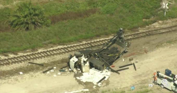 Al menos tres heridos después de que un tren chocara contra un camión en Palm Beach