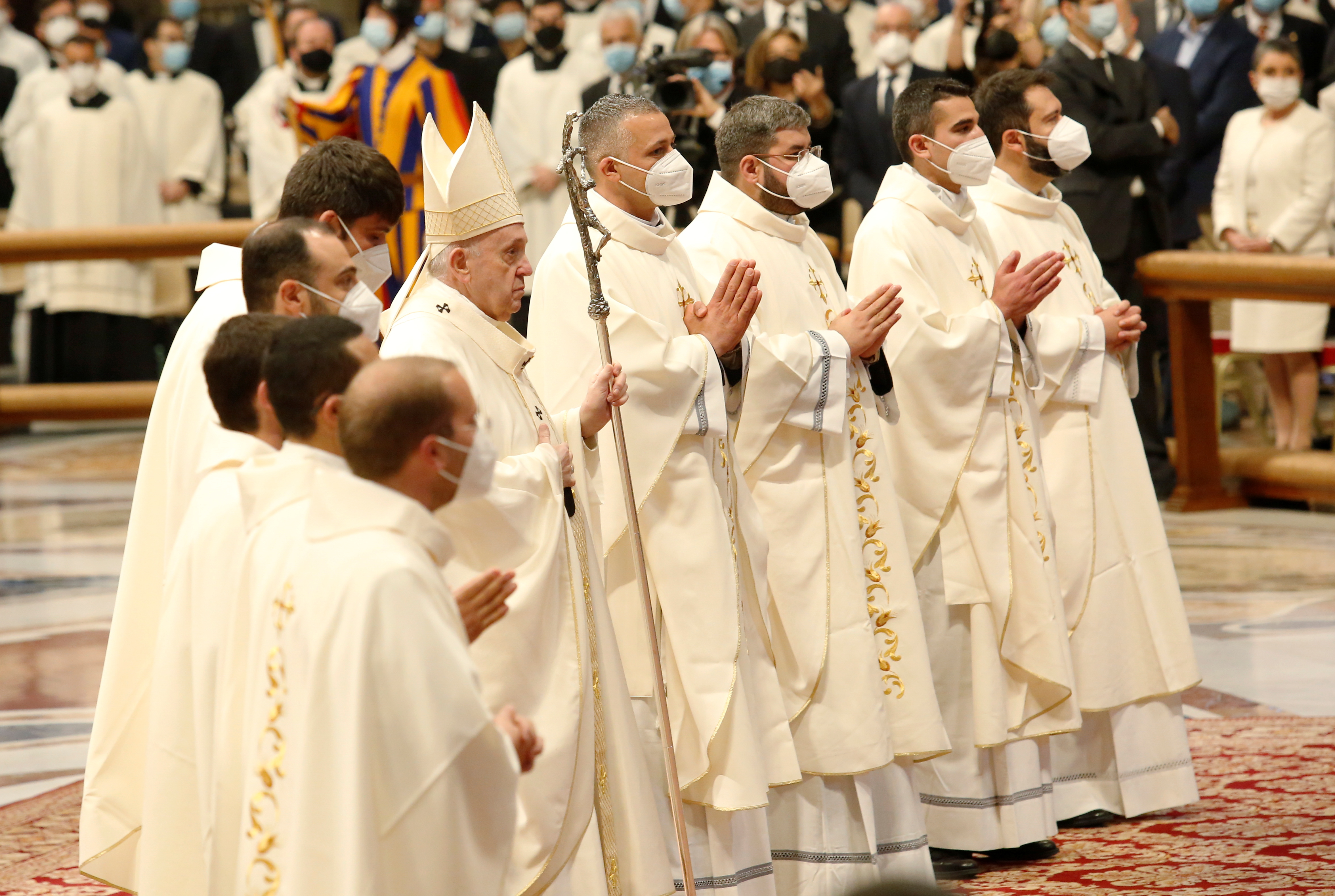 El Papa pide a los nuevos sacerdotes que huyan de la vanidad y del dinero