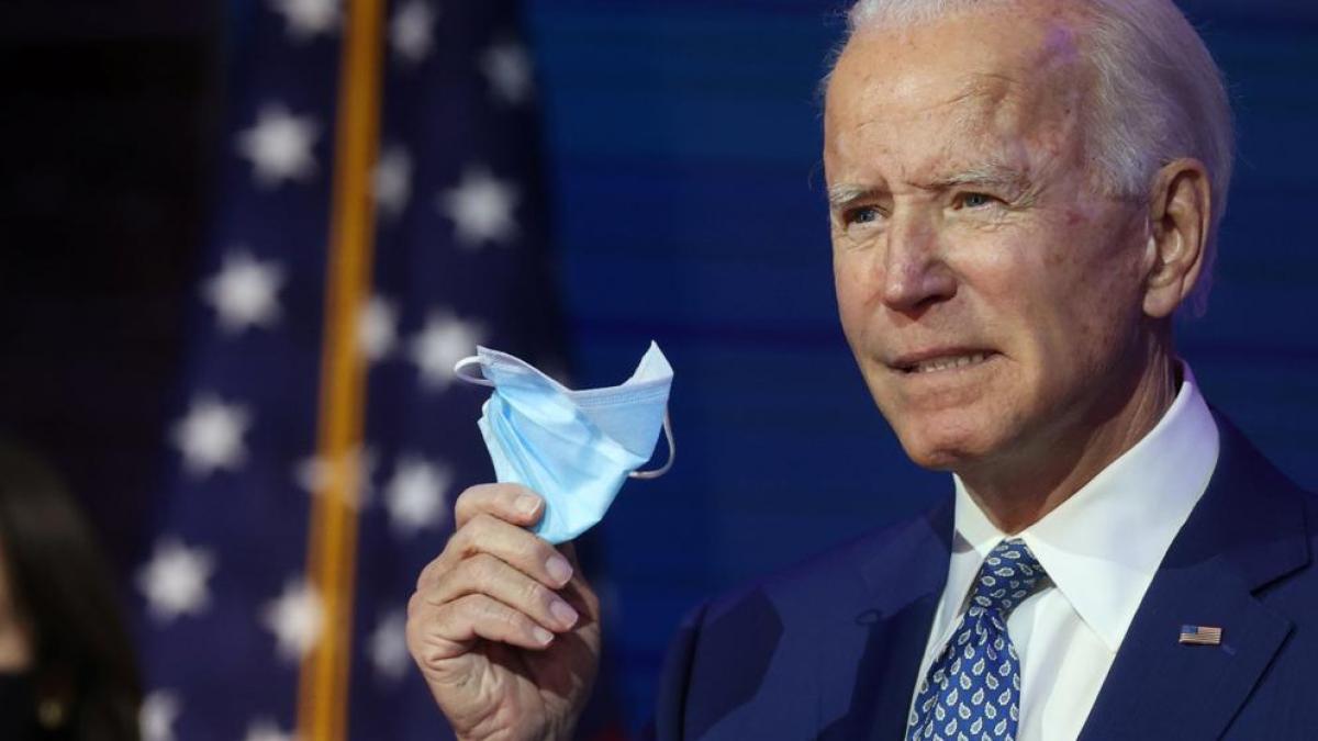 Biden anunciará una nueva guía para el uso de las mascarillas al aire libre