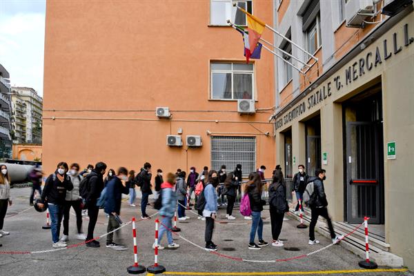 Italia estudia la seguridad del regreso presencial para todos los estudiantes