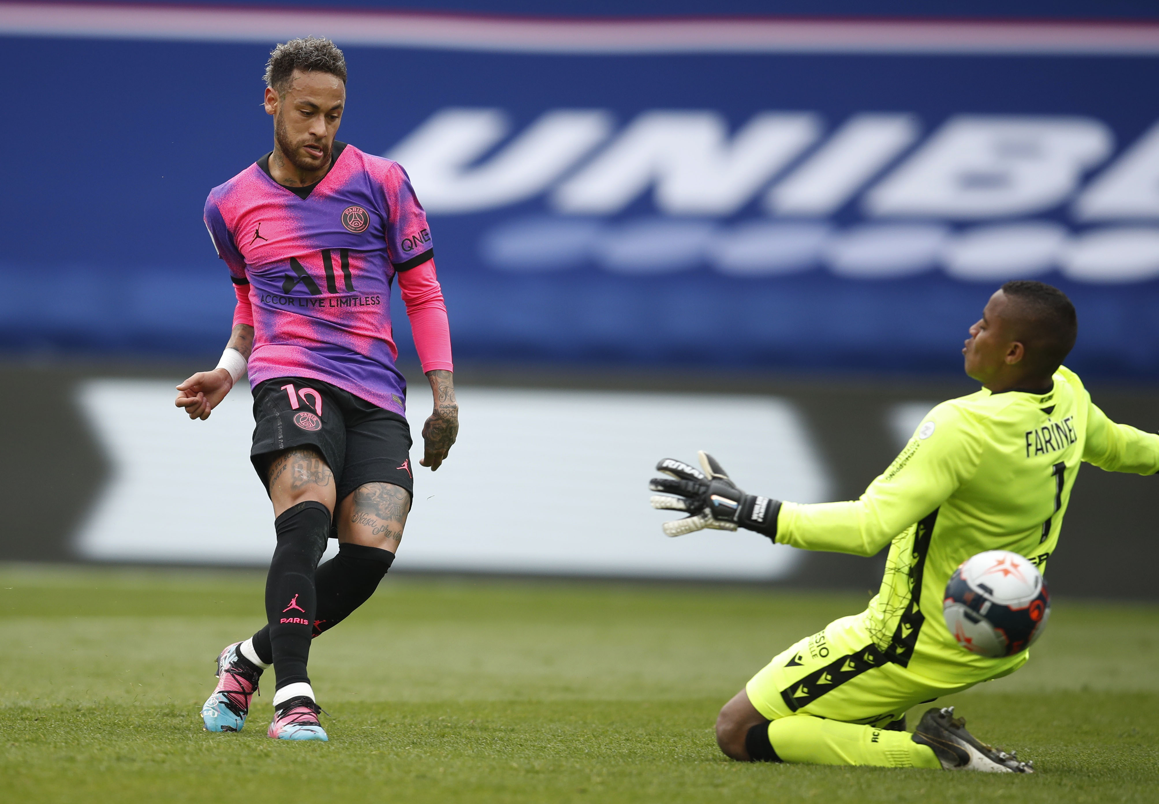 Wuilker Fariñez brilló en su debut como titular pese a la derrota ante el PSG (Videos)