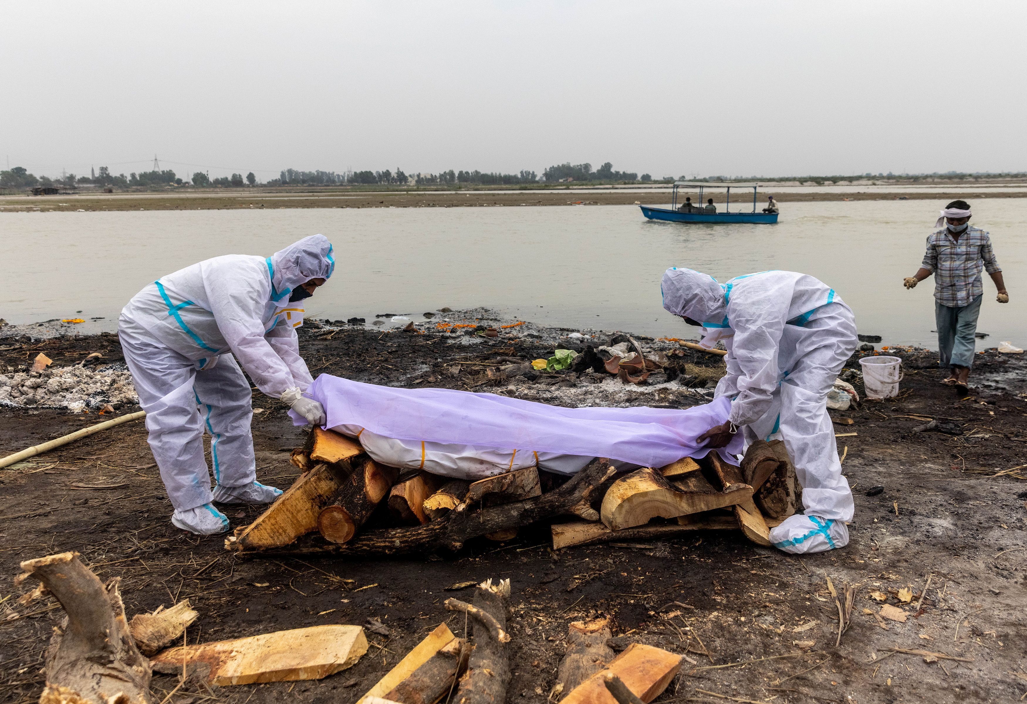 India coloca red en el Ganges para rescatar a los muertos de Covid-19