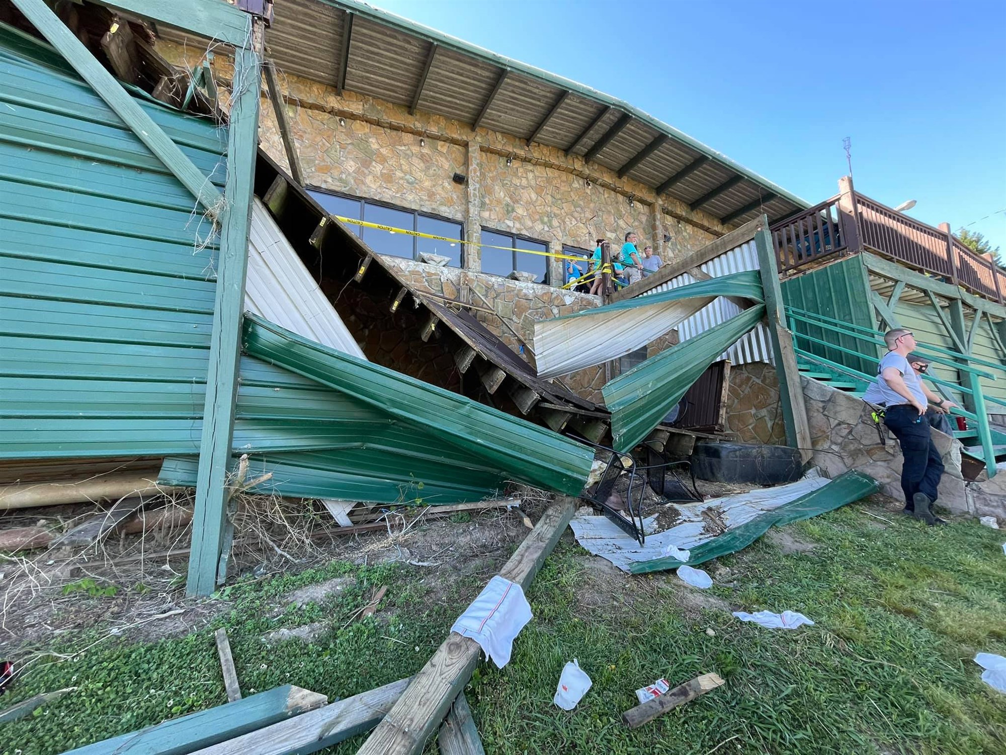 Al menos 11 heridos después de que la terraza de un restaurante en Tennessee se derrumbó