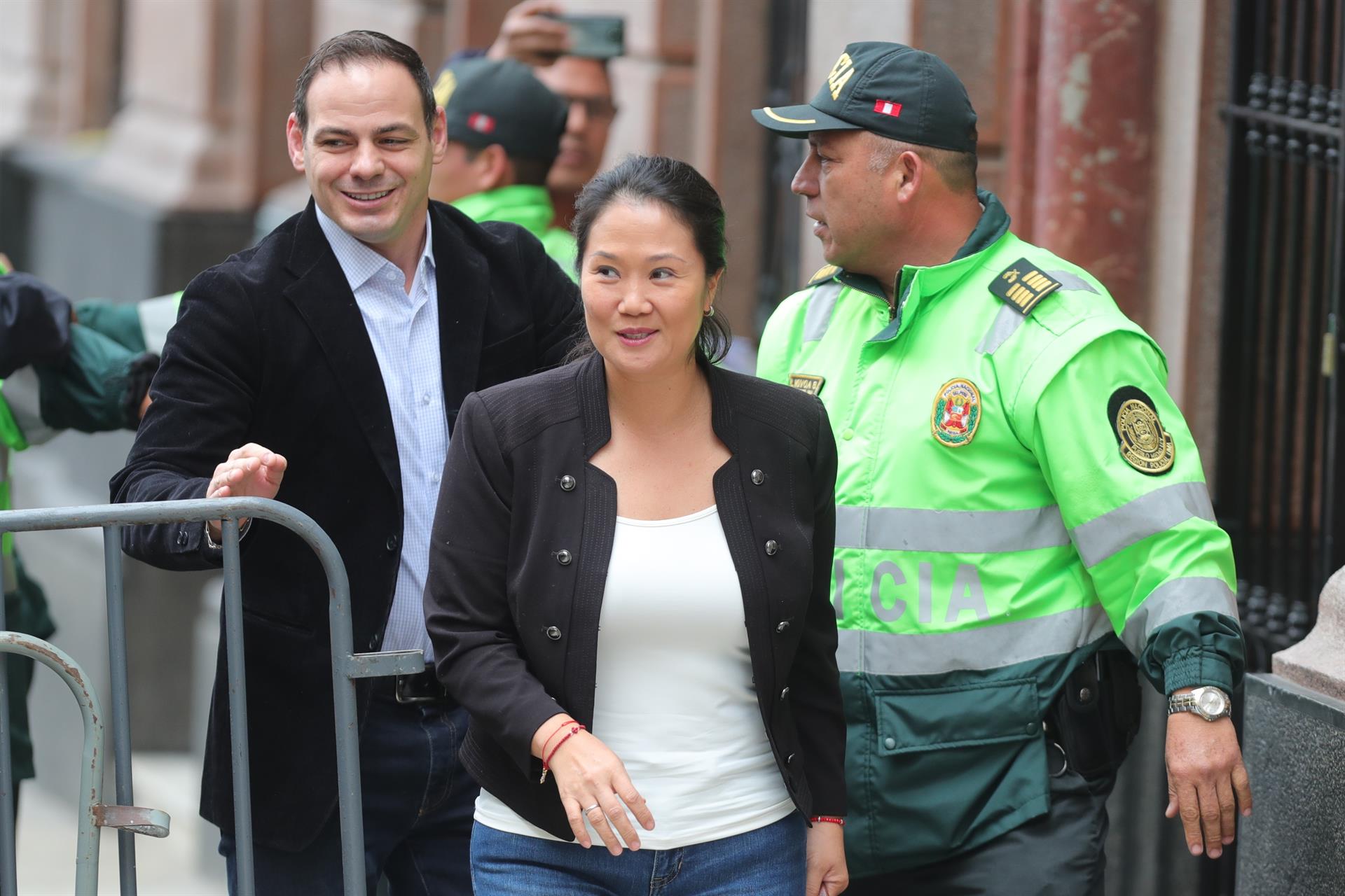 Keiko Fujimori firmó “juramento por la democracia” en Perú