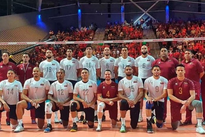 Jugadores de la Vinotinto de voleibol fueron amenazados si hacían fotos de su vuelo a Santo Domingo