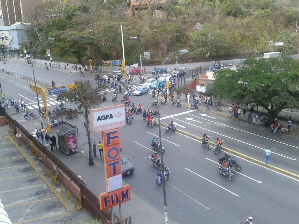 Tranca de motorizados en la Av. Francisco de Miranda a la altura de la California por falta de gasolina #14May (Fotos)