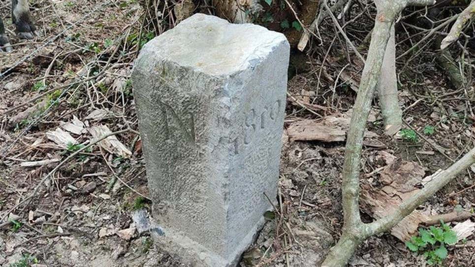 Un agricultor movió una piedra para pasar con su tractor y cambió la frontera entre Francia y Bélgica