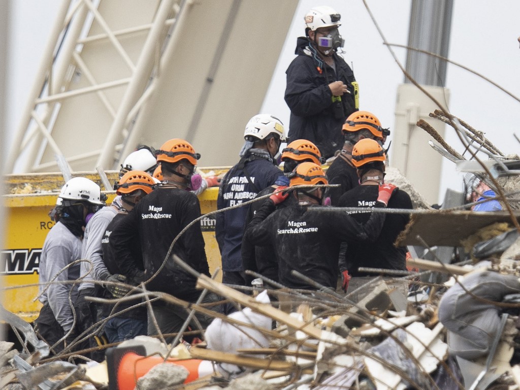 Rescatista llora al contar cómo el bombero sacó a su hija de los escombros en Miami (Video)