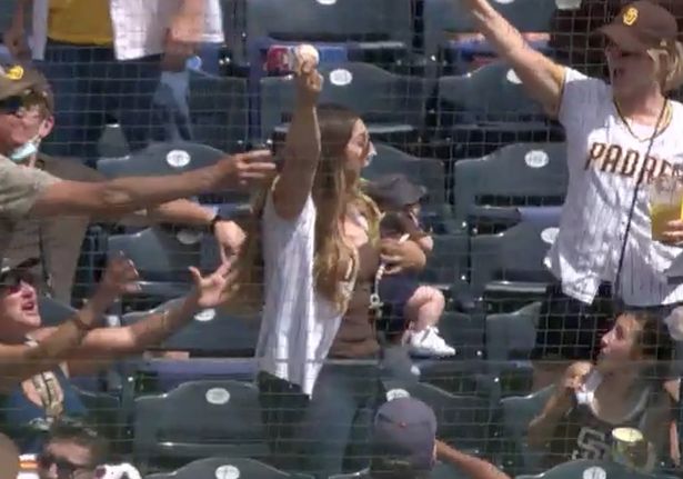 Mujer en EEUU atrapó pelota de béisbol con una mano mientras sostenía a su bebé con la otra (Fotos)