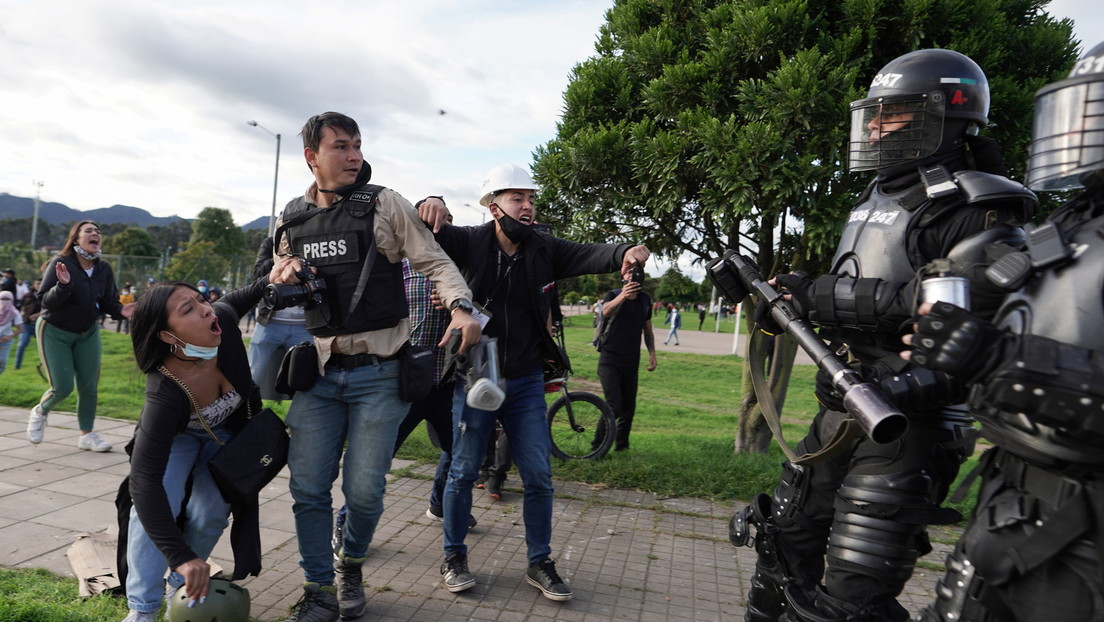 Captaron EN VIDEO a miembros de la policía colombiana golpeando brutalmente a un joven y agrediendo a dos periodistas