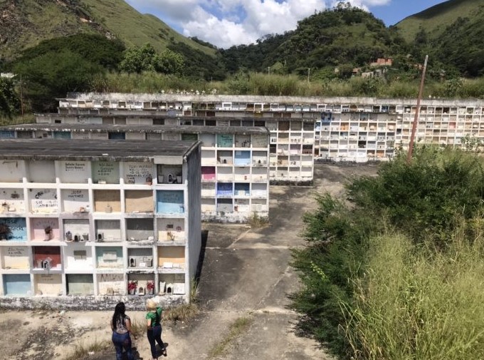 Delincuencia, santería y destrucción: Así se encuentra el Cementerio Municipal de Valencia