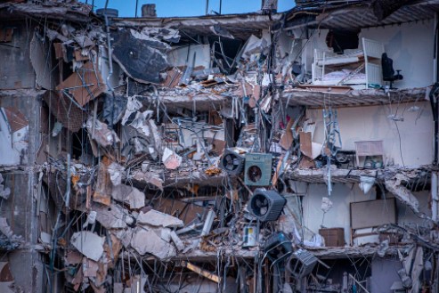 Sube a nueve la cifra de muertos por colapso de edificio en Miami