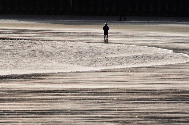 ¿Qué es la misteriosa sustancia negra que mancha los pies de las personas en una playa de EEUU?