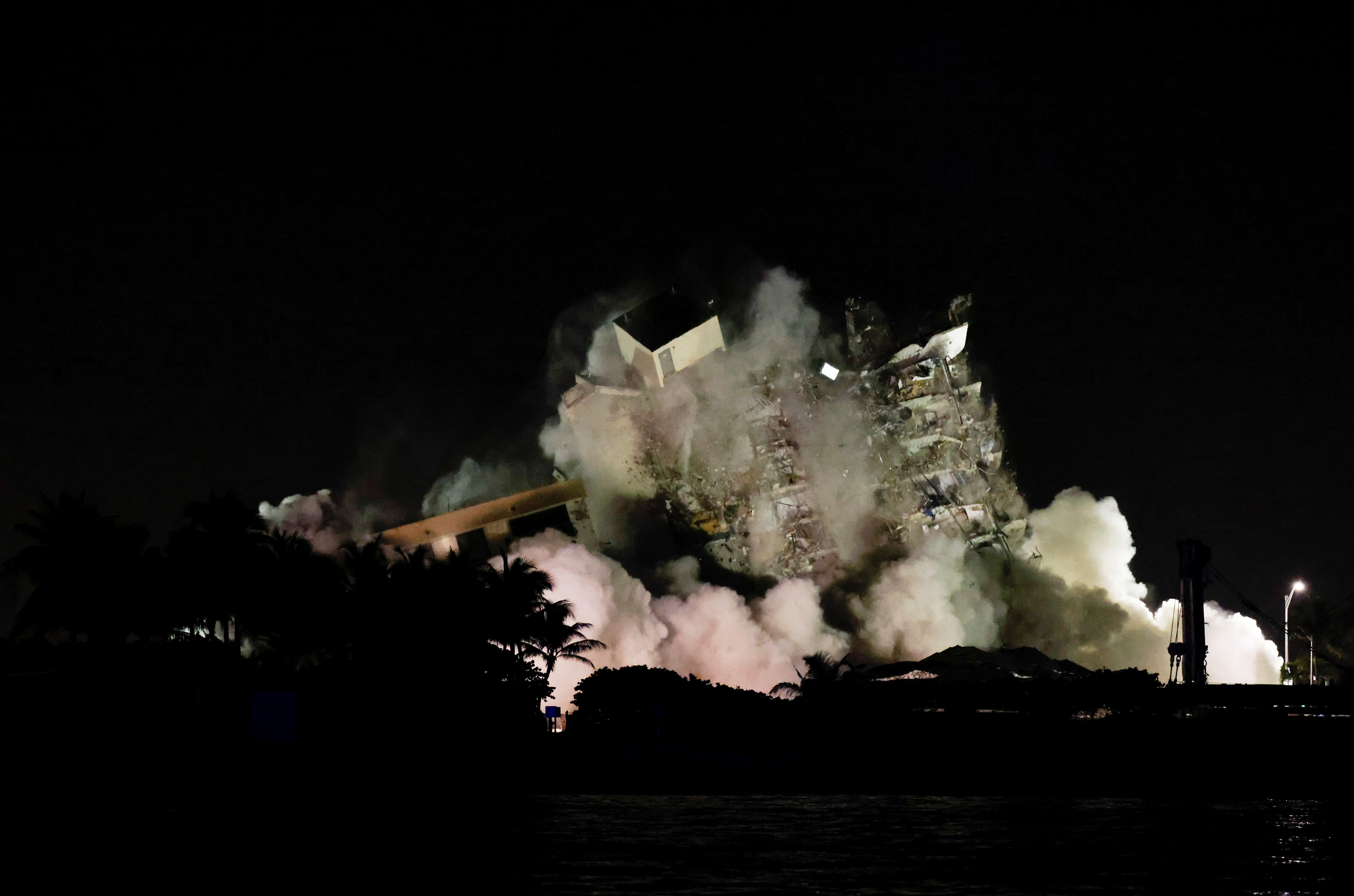 Derriban con explosión controlada estructura viviente del edificio colapsado en Miami (VIDEO)