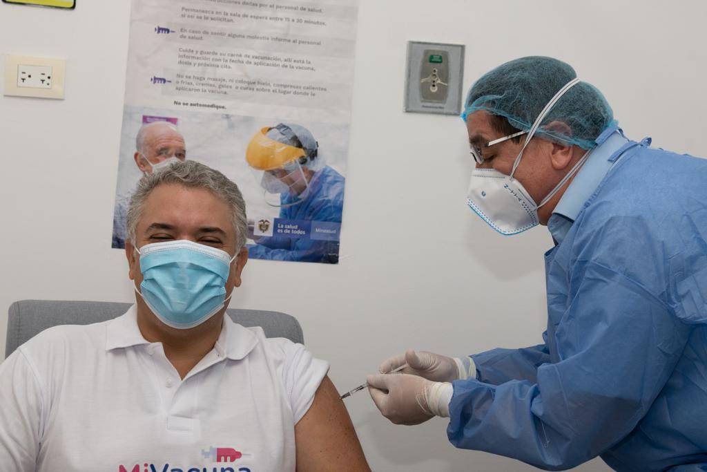 Iván Duque recibió segunda dosis de la vacuna de Pfizer