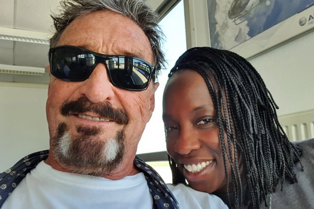 La viuda de John McAfee cree que la nota de suicidio es falsa