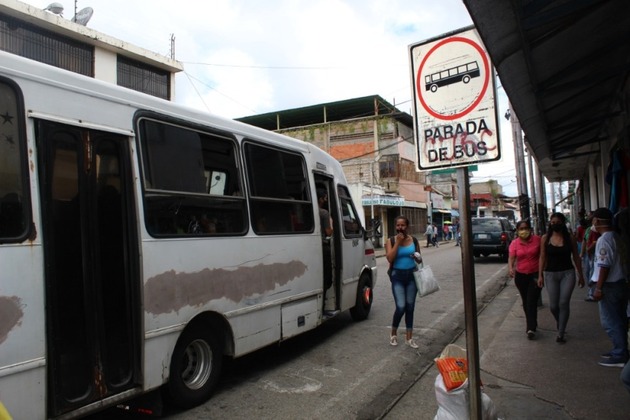 En Tucupita, ciudadanos pagan el pasaje de autobús con frutas y comida