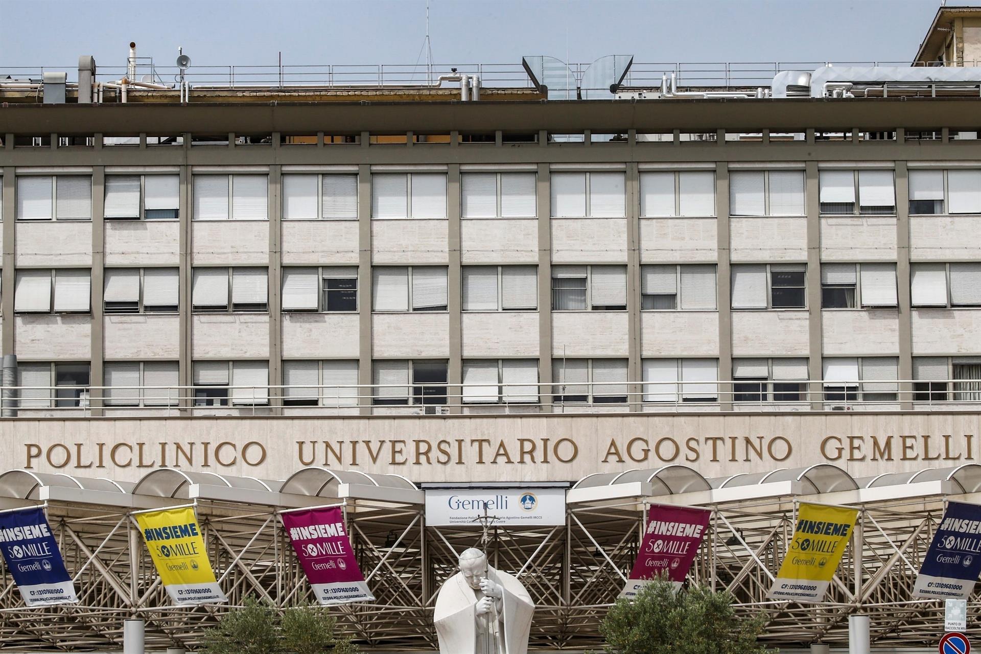 La recuperación del papa Francisco: Lee los periódicos y camina por el hospital