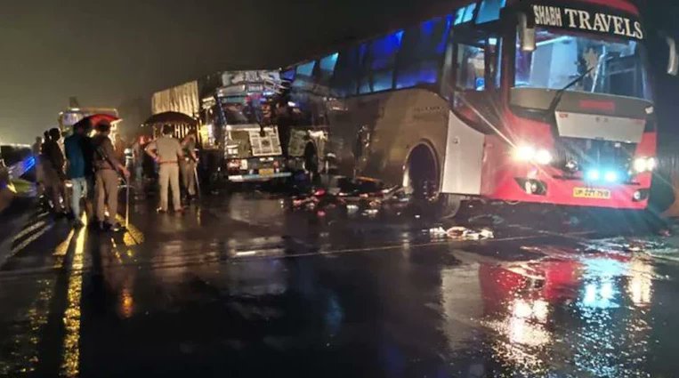 Al menos 18 muertos tras la colisión de un camión contra un autobús en India