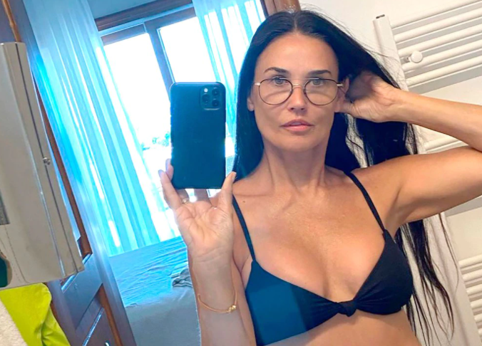 Demi Moore deslumbró a sus 58 años, posando en bikini y al natural (FOTOS)