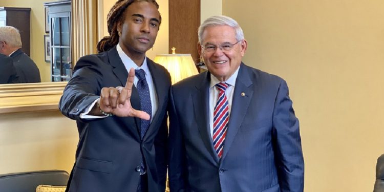 Senador Bob Menéndez recibió en el Capitolio al cantante cubano Yotuel