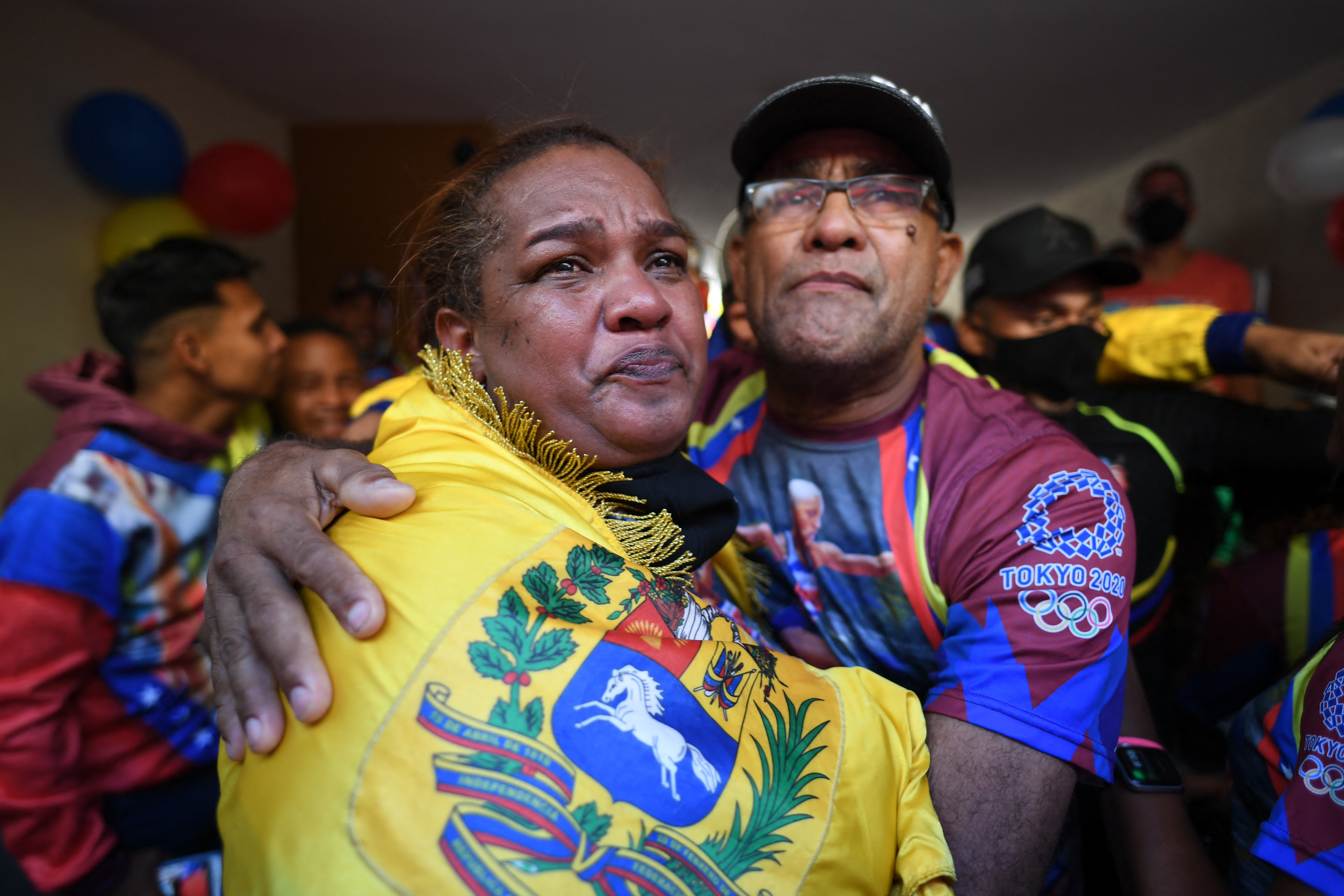 EN FOTOS:  Entre lágrimas junto a familiares y amigos la madre de Yulimar Rojas festejó la medalla olímpica