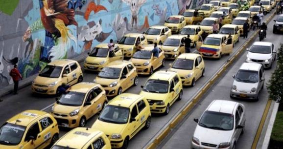 Taxistas de Cali en Colombia aprenderán idiomas oficiales de Afganistán para recibir a refugiados