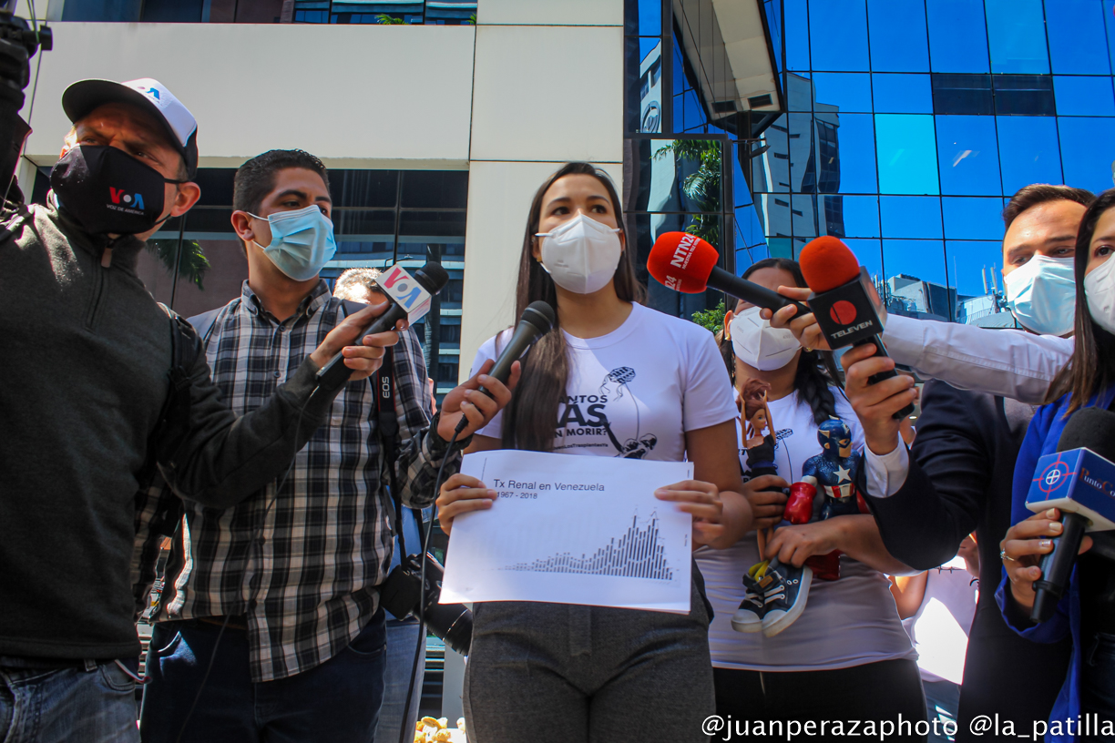 Madres de pacientes del hospital JM de Los Ríos protestaron en la embajada de Noruega (FOTOS)