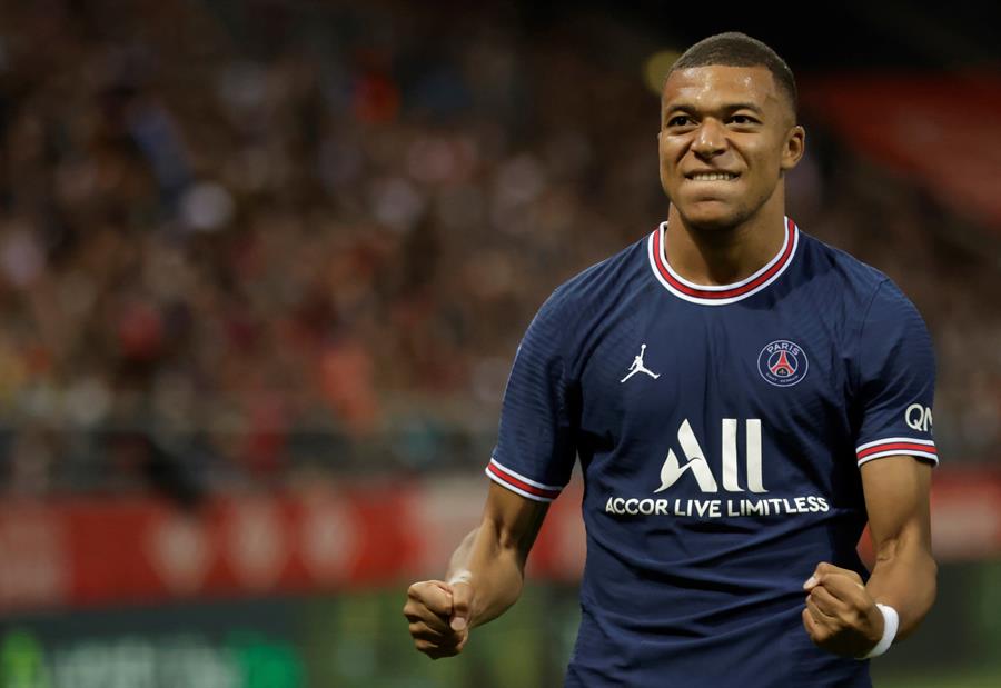 Mbappé ya se concentra con la selección francesa con su futuro en el aire