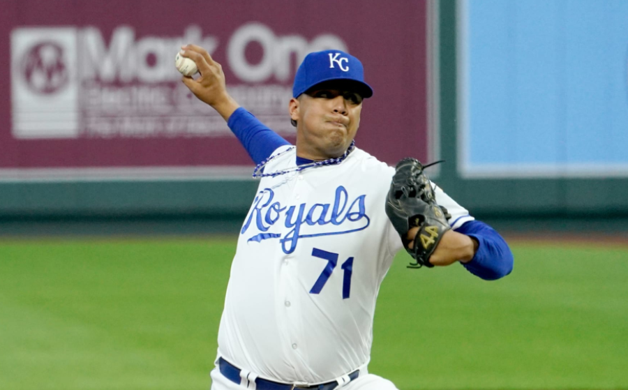 Venezolano Carlos Hernández lanzó sólido y venció a los Cachorros de Chicago