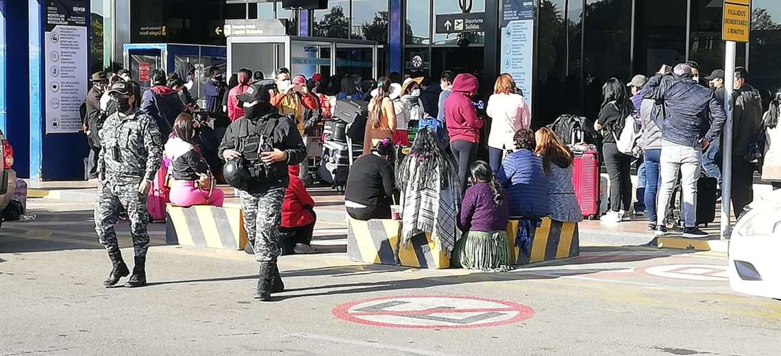 En Bolivia, dos aeropuertos se han paralizado por una huelga de los trabajadores