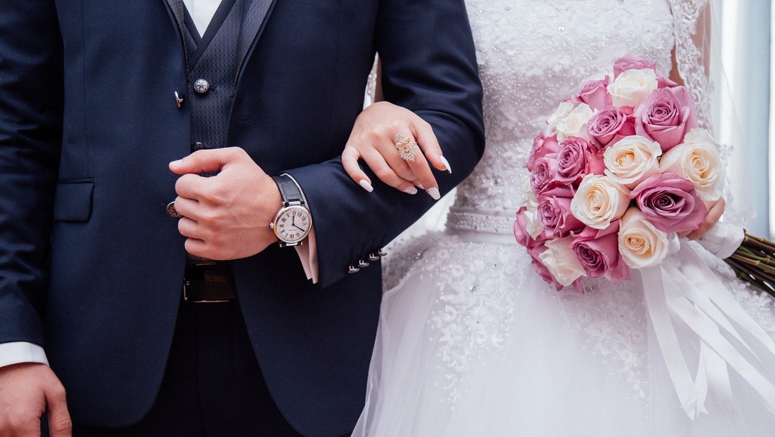 Un novio casi queda paralítico en su boda después de caer al suelo mientras sus amigos lo lanzaban al aire (VIDEO)