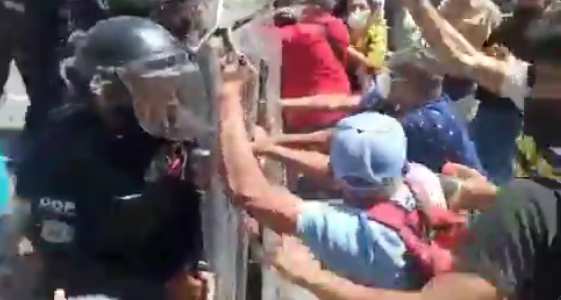 Esbirros del régimen agredieron a jubilados de Pdvsa que reclamaban pensiones dignas (VIDEO)