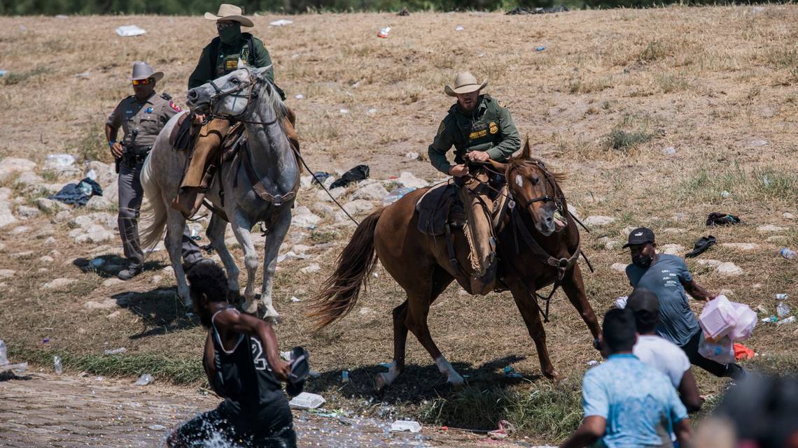 EN VIDEO: Un haitiano es flagelado por la Patrulla Fronteriza e indigna a la Casa Blanca