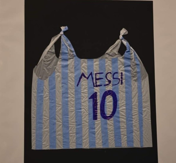 El niño afgano de la camiseta de plástico de Leo Messi teme a los talibanes