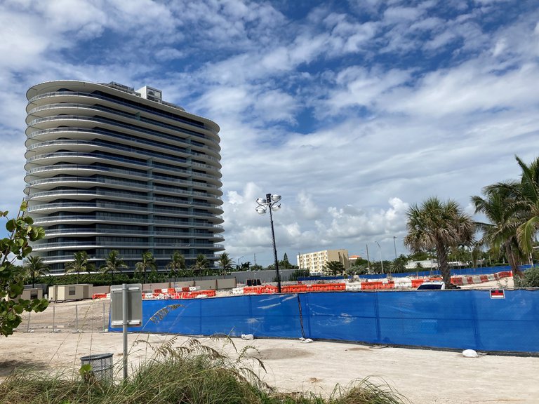 El futuro incierto del terreno donde se derrumbó el edificio en Miami