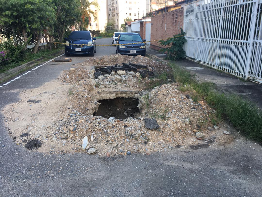 Vecinos de El Peñón en Baruta pasan meses sin recibir respuestas por botes de agua y averías