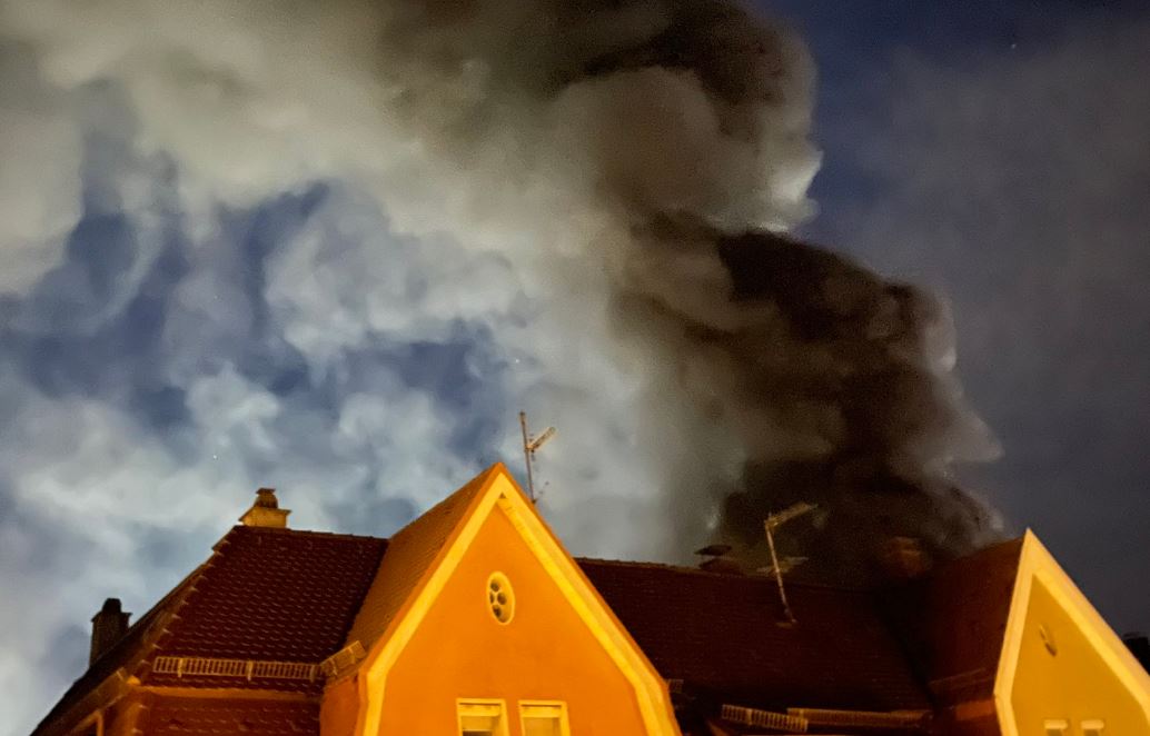 Incendio en estación de autobuses dejó varios vehículos calcinados en Alemania (Videos)