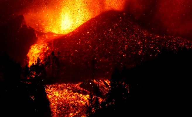 Impresionante VIDEO tomado por dron muestra cómo avanza la lava en La Palma