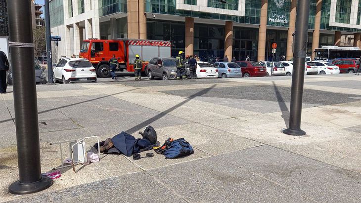 Un hombre se prendió fuego frente a la sede de gobierno de Uruguay (Imágenes sensibles)