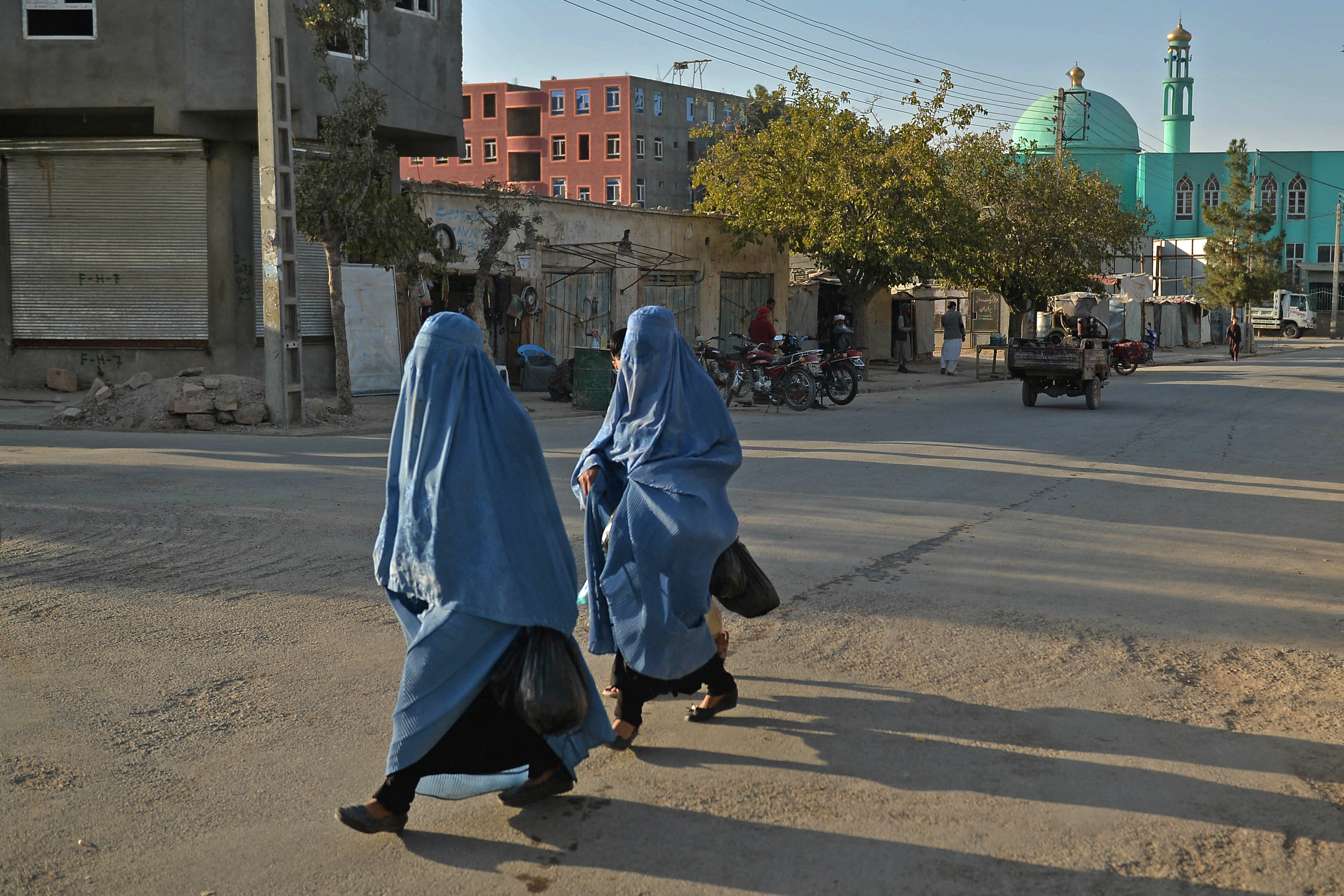 El burka, la casa y el gobierno: la “triple prisión” de las mujeres afganas, sin derechos ni oportunidades