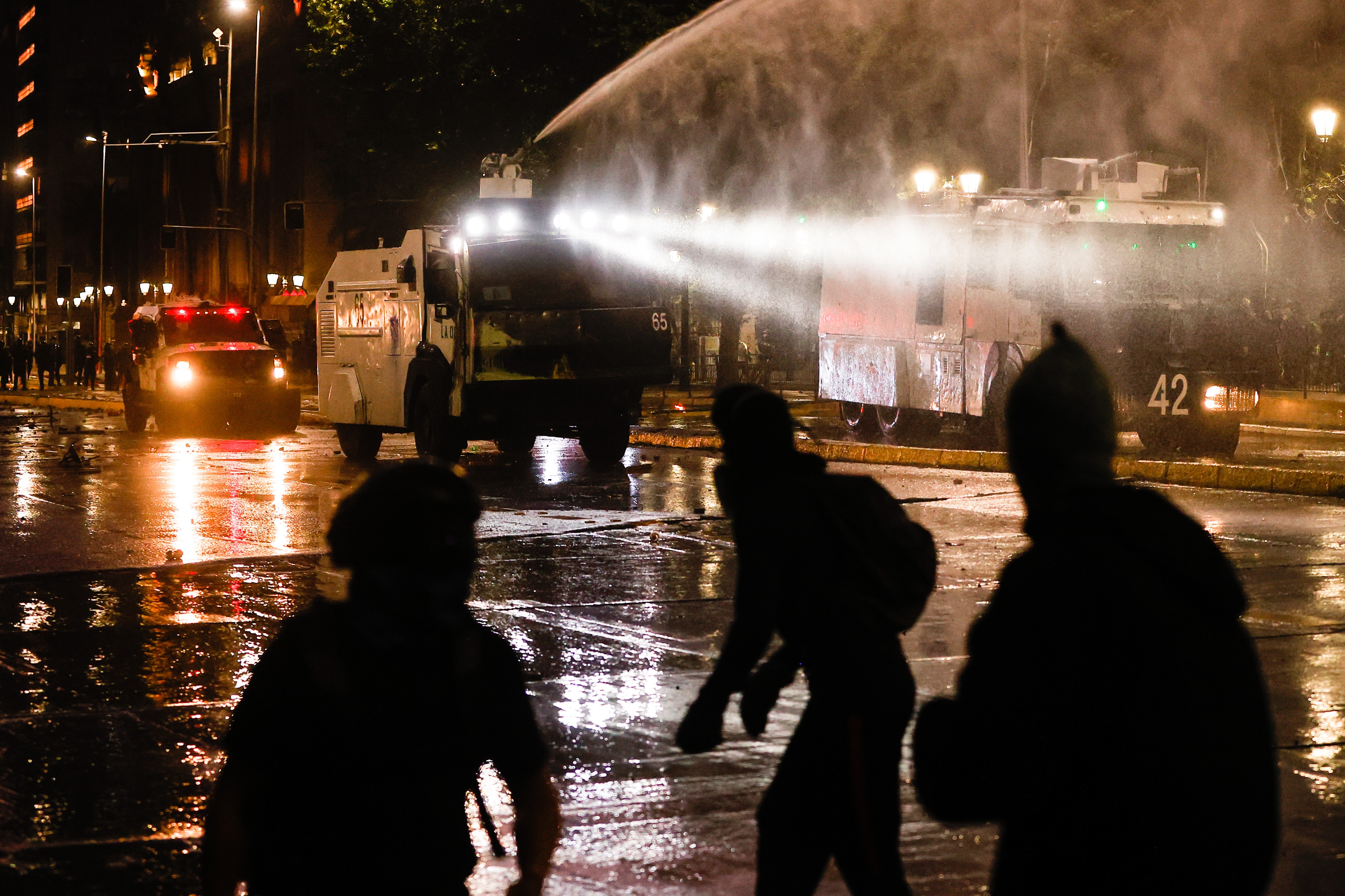 Vandalismo salpicó masiva marcha de aniversario de protestas de Chile