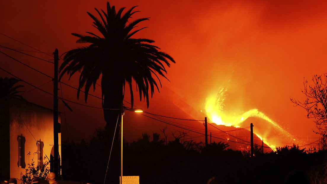 La lava del volcán de La Palma arrasa un nuevo núcleo urbano mientras otra colada está a punto de alcanzar el mar (VIDEOS)